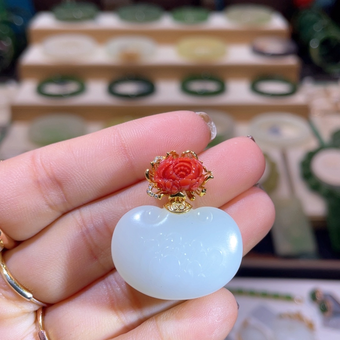 和田玉高品18Ｋ山流水吊坠18K金镶嵌