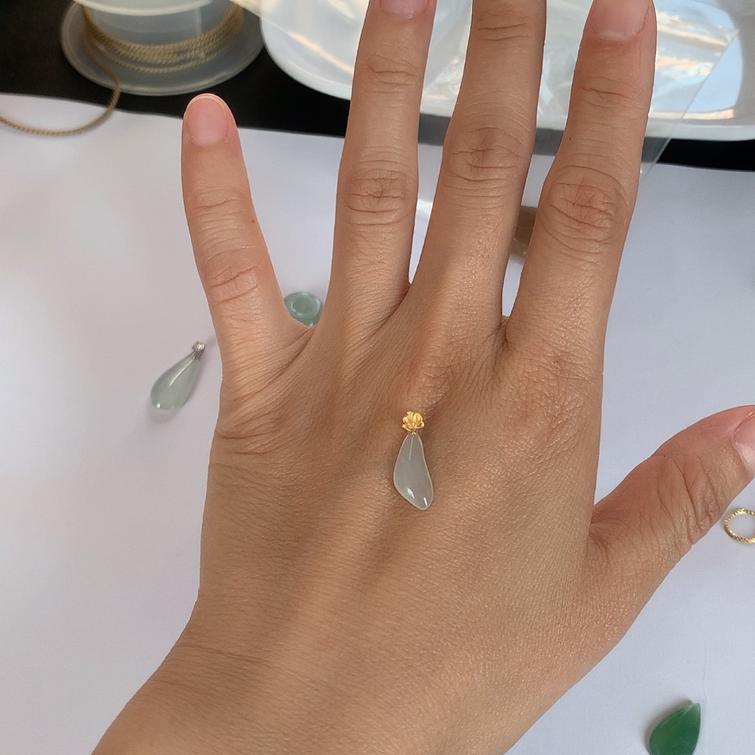 小***婆翡翠18K金镶嵌颈饰扣头