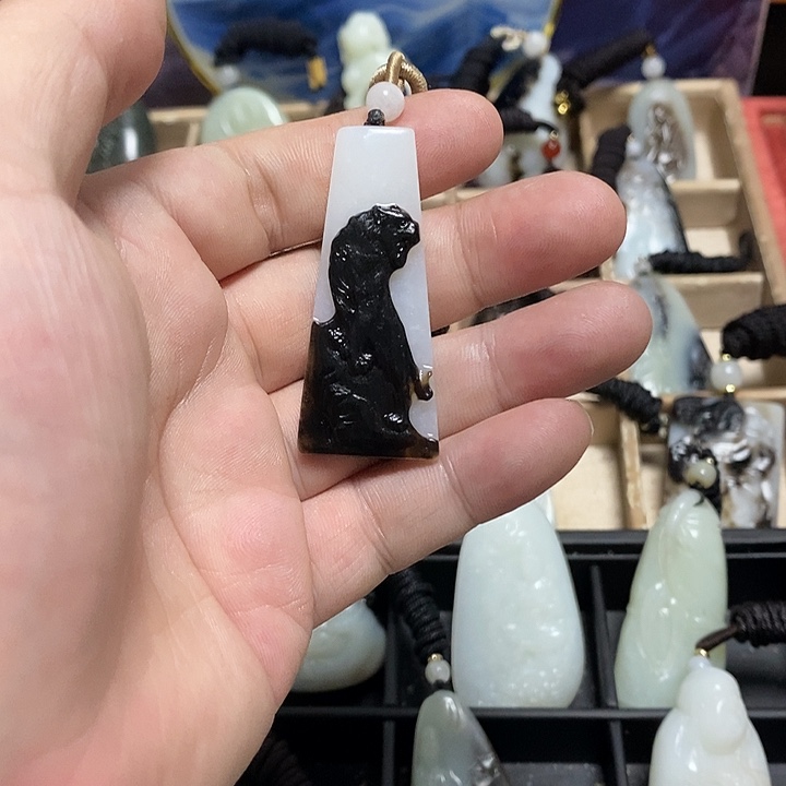 零***度和田玉未镶嵌颈饰