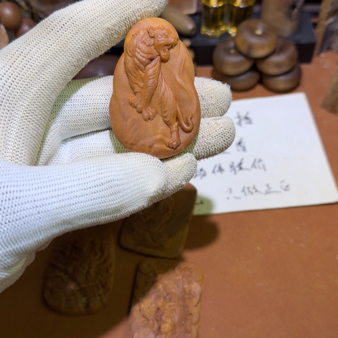 檀香木老山檀香雕刻牌，虎牌