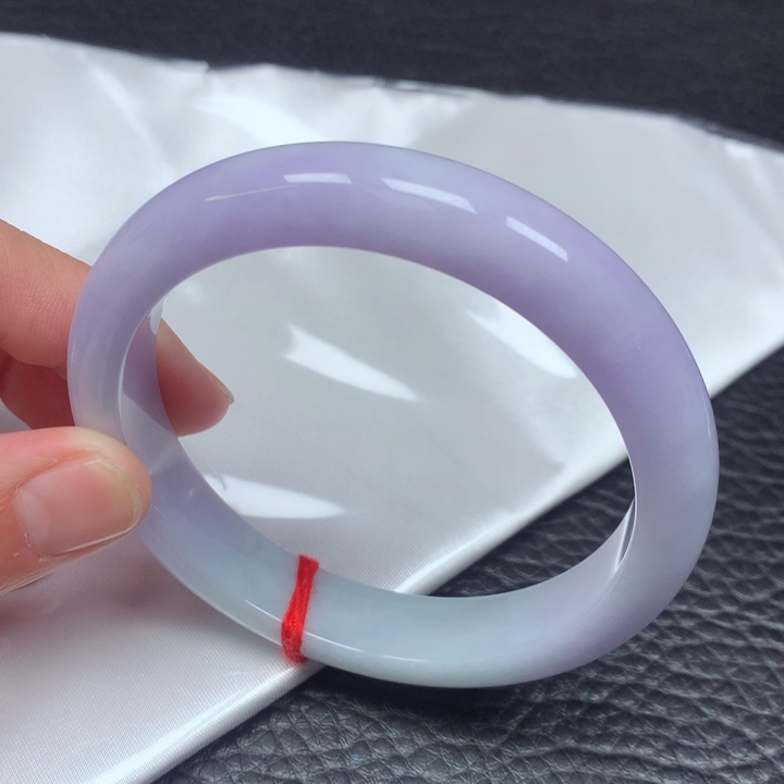 翡翠手镯未镶嵌。