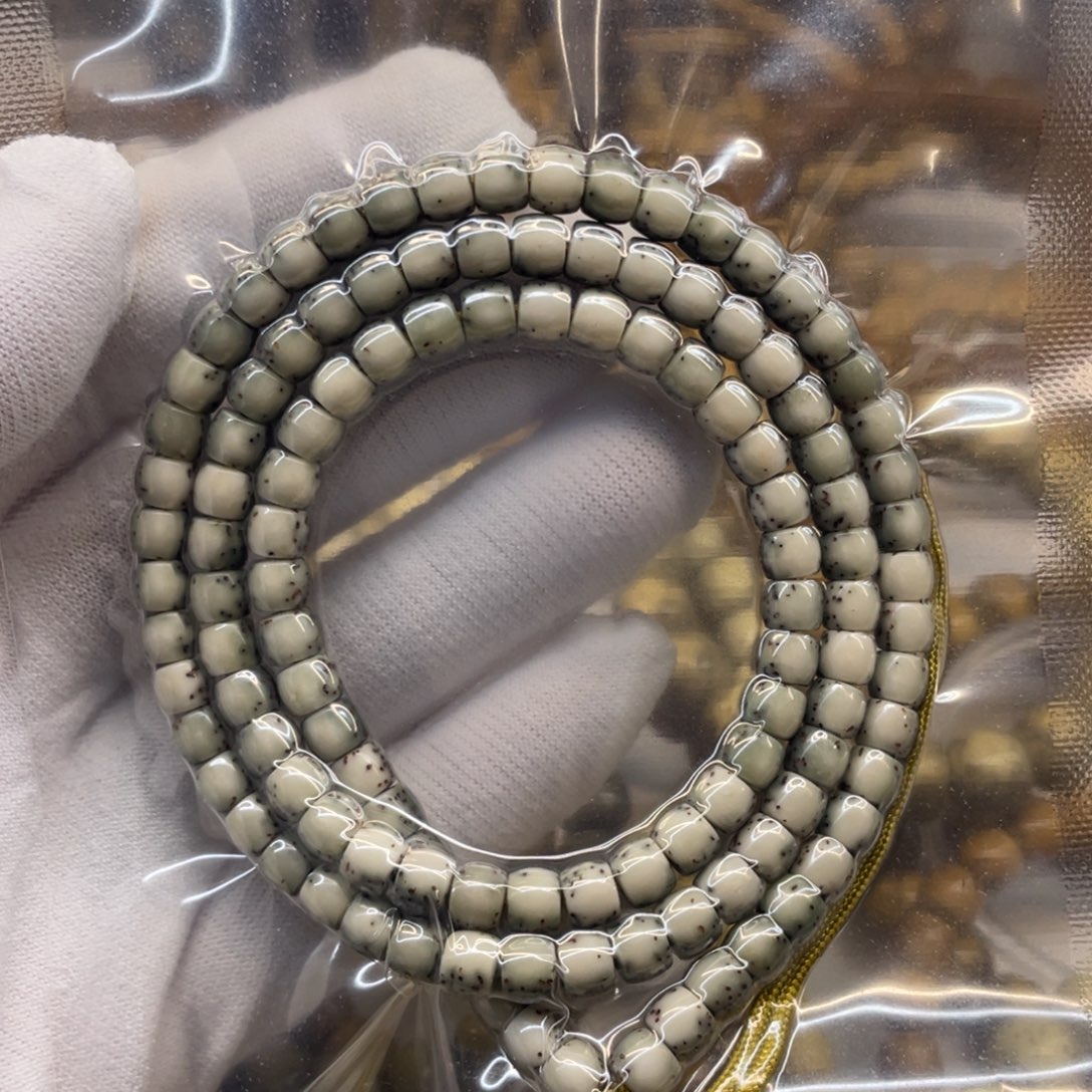 星月菩提吊坠石玉绿包白6/5直切河豚大留白