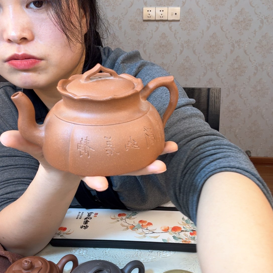 紫砂茶壶闻**动精工制作