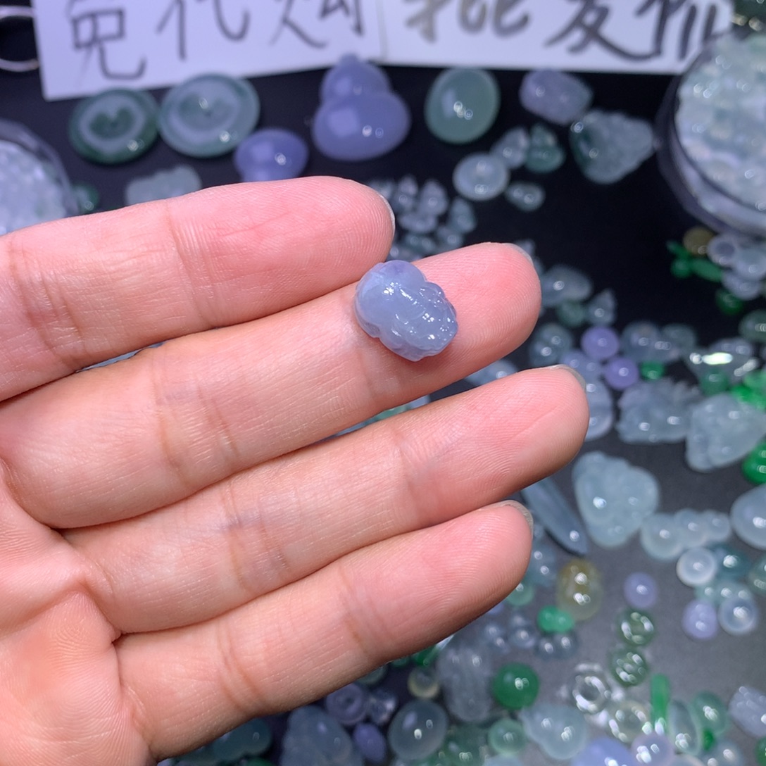 翡翠未镶嵌颈饰貔貅