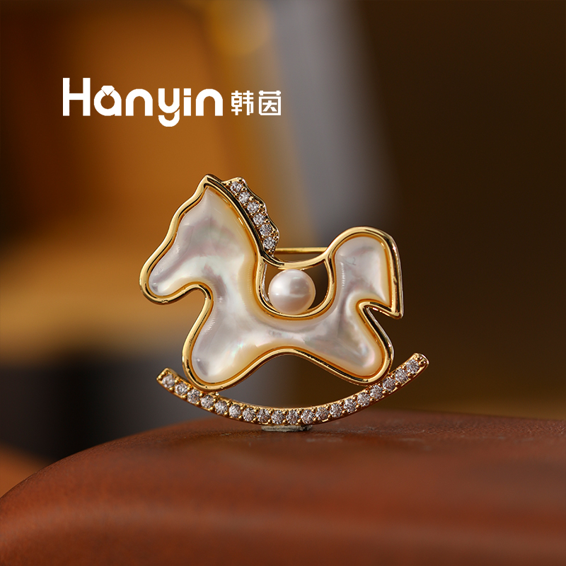 马上有钱花微镶白贝木马淡水珍珠胸针优雅百搭气质