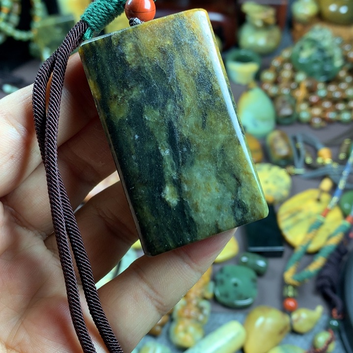 吊坠(赠链)未镶嵌岫岩河磨玉（透闪石质玉）