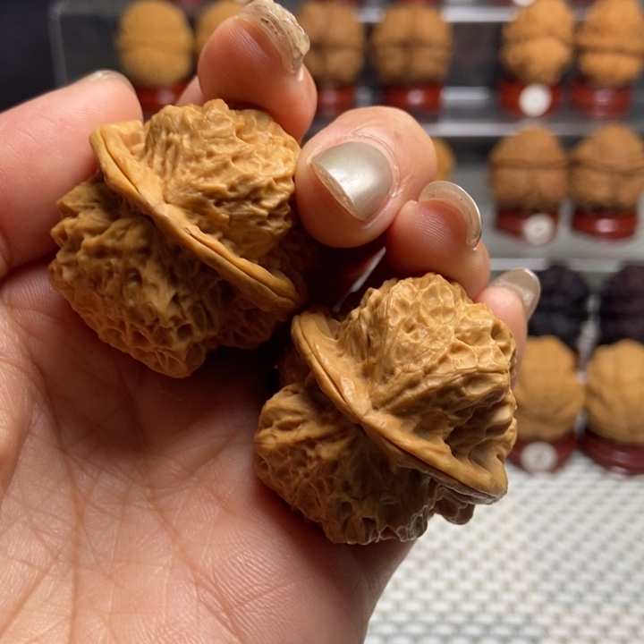 文玩核桃把件32碧波金蟾