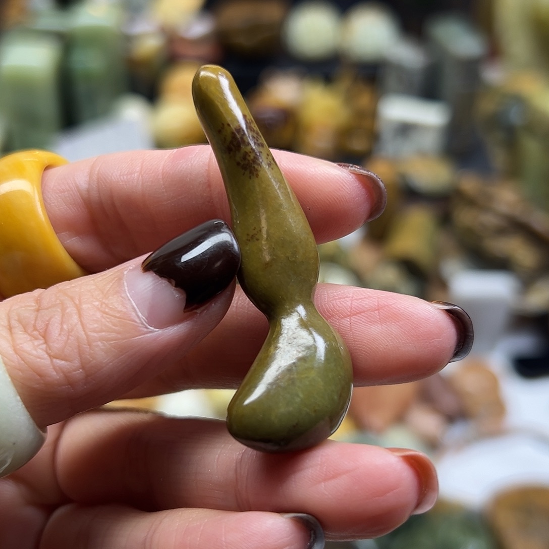 岫岩河磨玉（透闪石质玉）未镶嵌颈饰河磨玉细皮葫芦