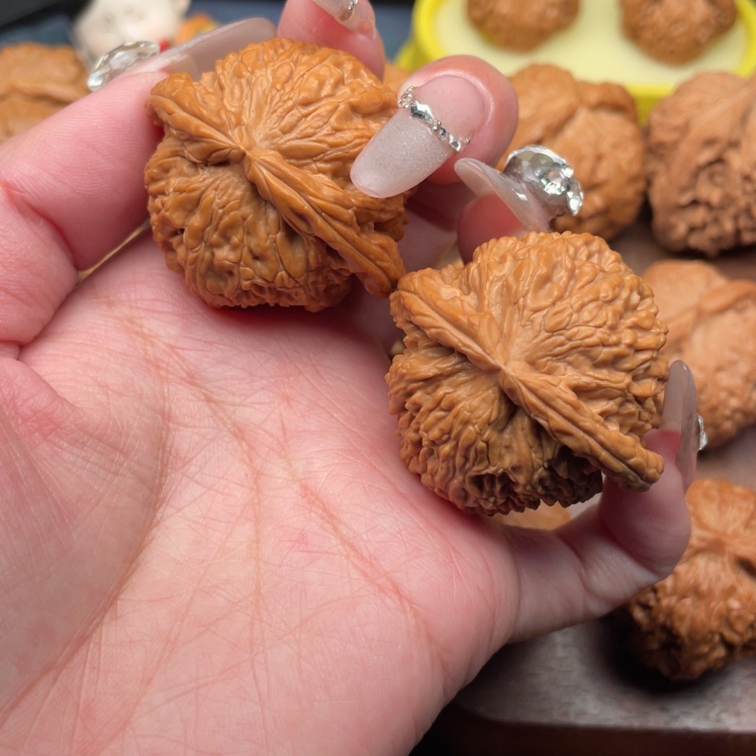 文玩核桃把件全品，红皮白狮子42。