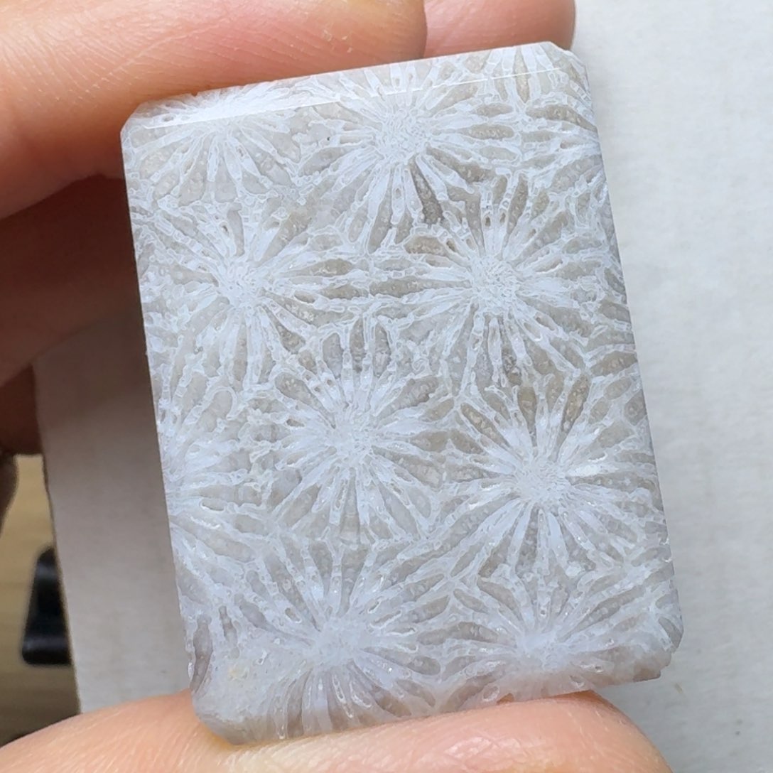 硅化玉带紫调的灰白美大花，刺绣骨骼未镶嵌