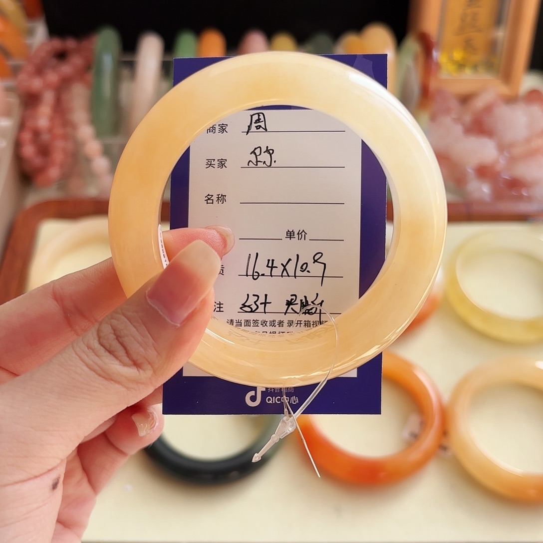 尔***。石英质玉未镶嵌手镯