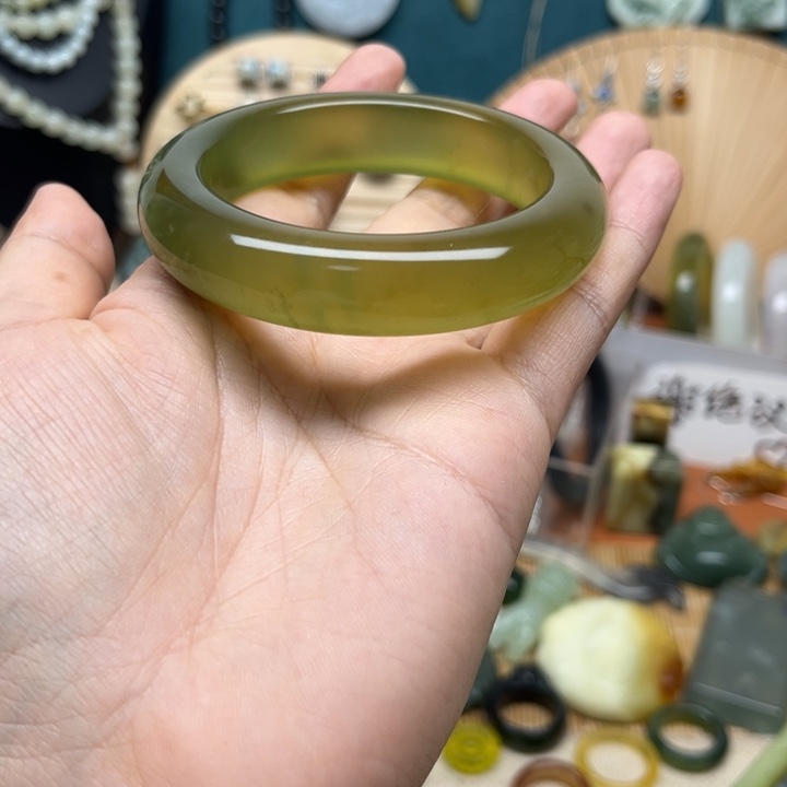 蛇纹石玉未镶嵌手镯带**饭