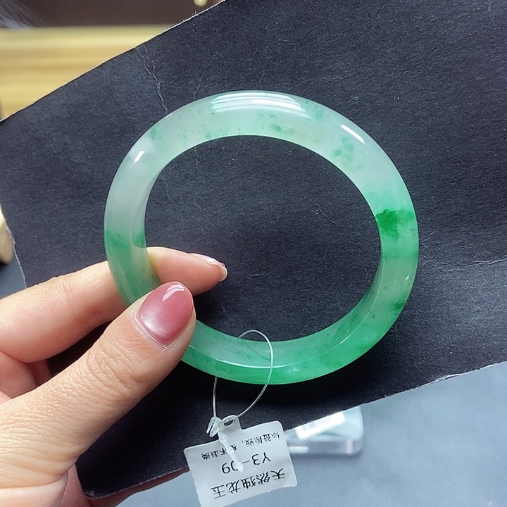 石英质玉未镶嵌手镯七*