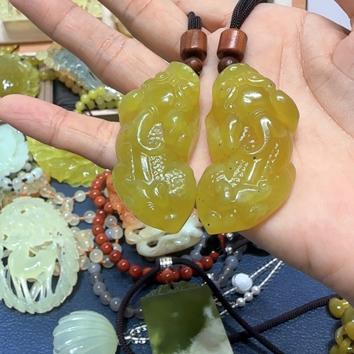 未镶嵌蛇纹石玉吊坠