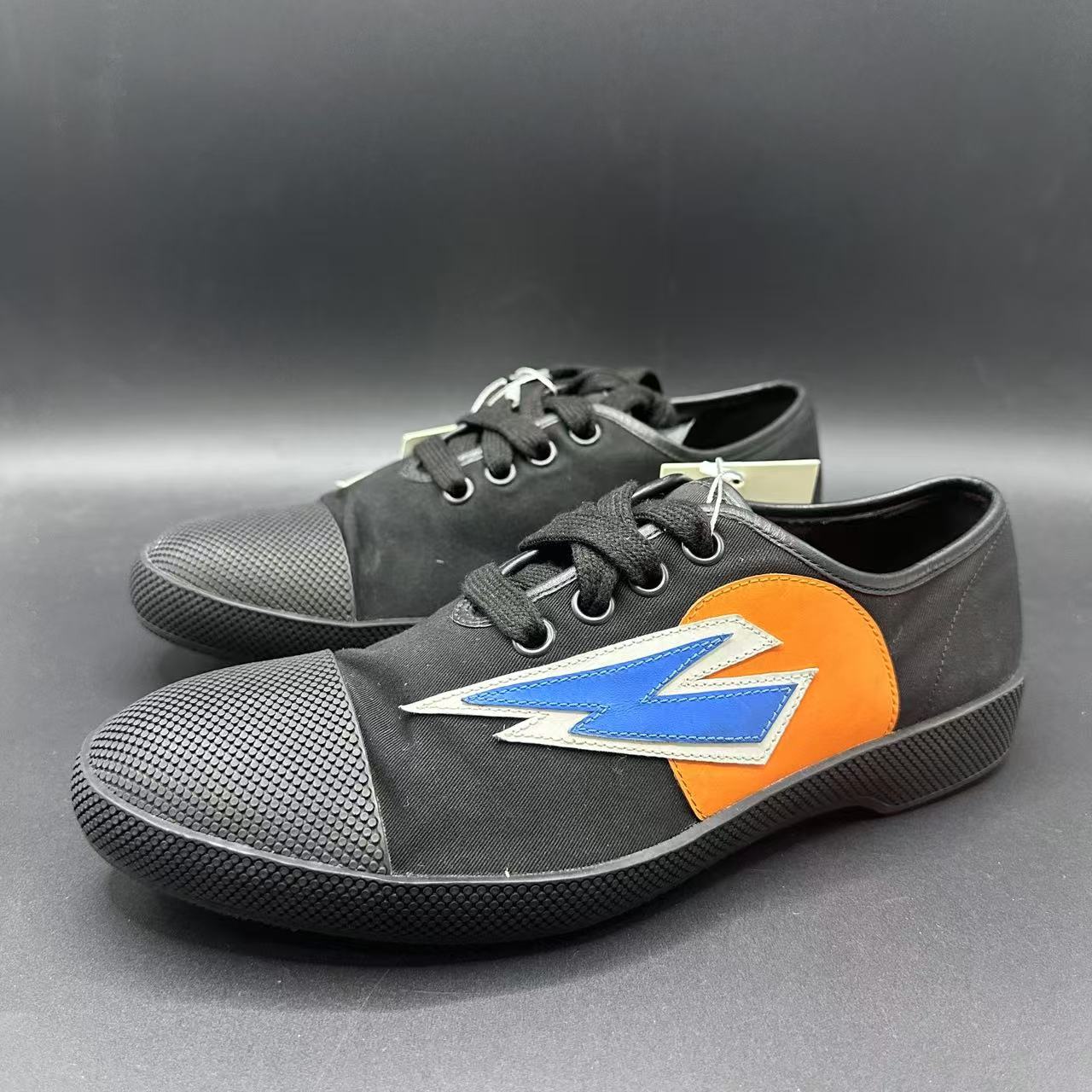 95新 Prada/普拉达 男士经典时尚百搭闪电印花低帮板鞋40码 zy194