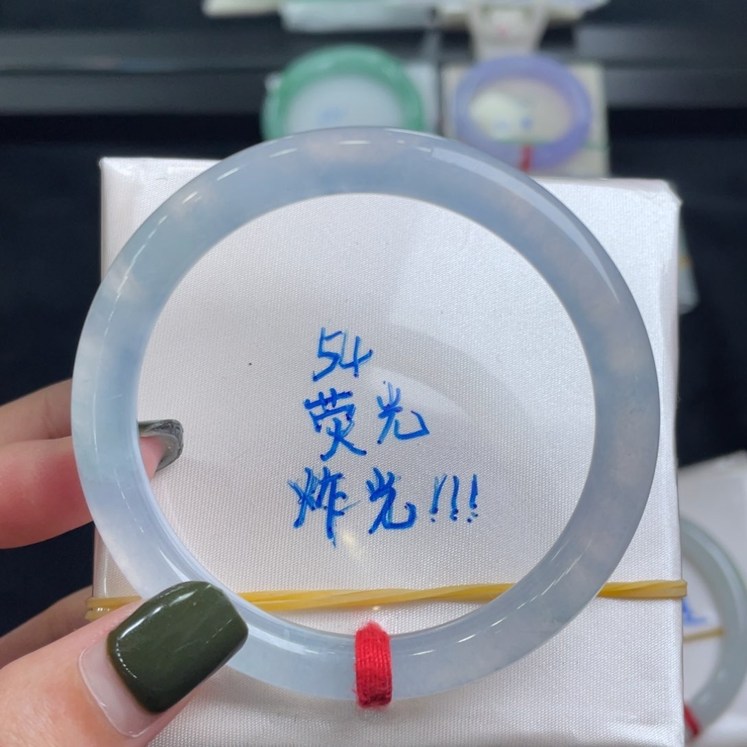 翡翠手镯未镶嵌翡翠手镯