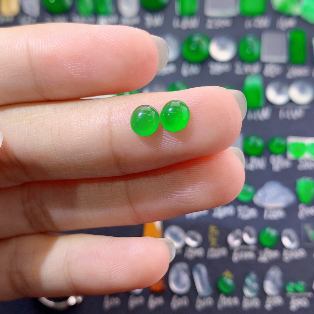 翡翠未镶嵌颈饰绿蛋面