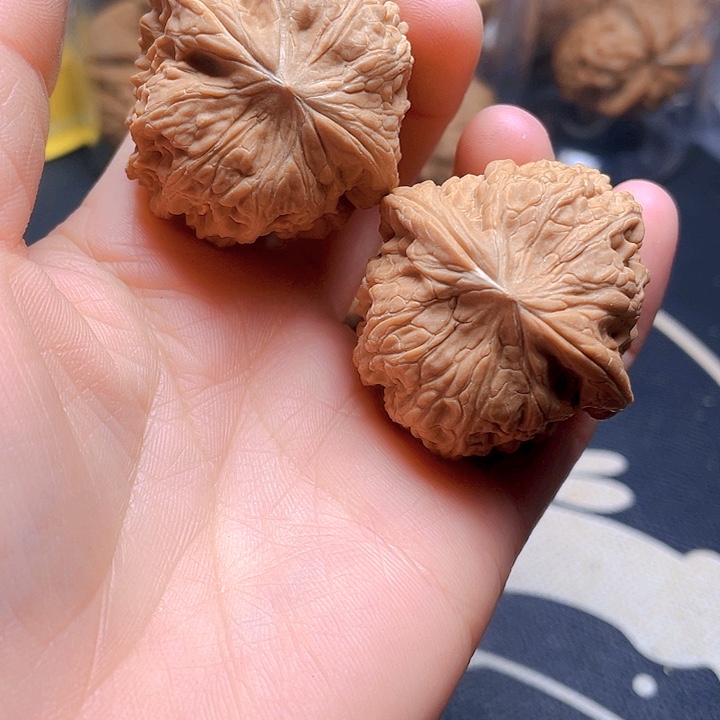 文玩核桃吊坠平谷凹的