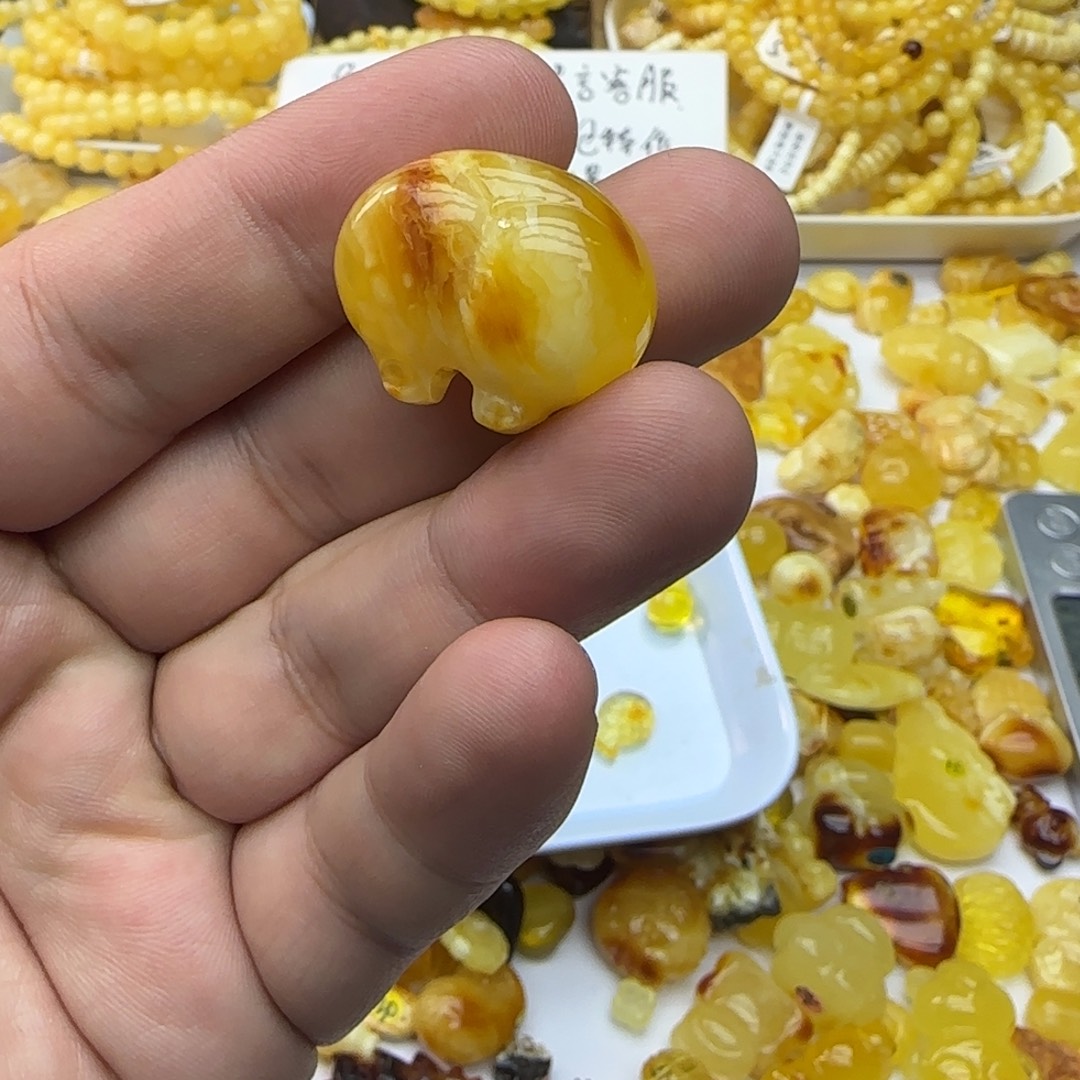 琥珀未镶嵌裸石4.71克有瑕04
