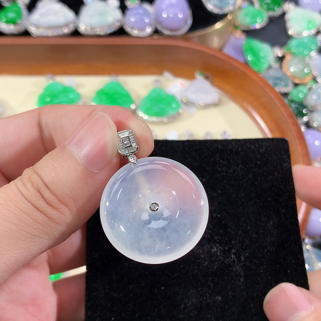 祎***祎翡翠18K金镶嵌颈饰