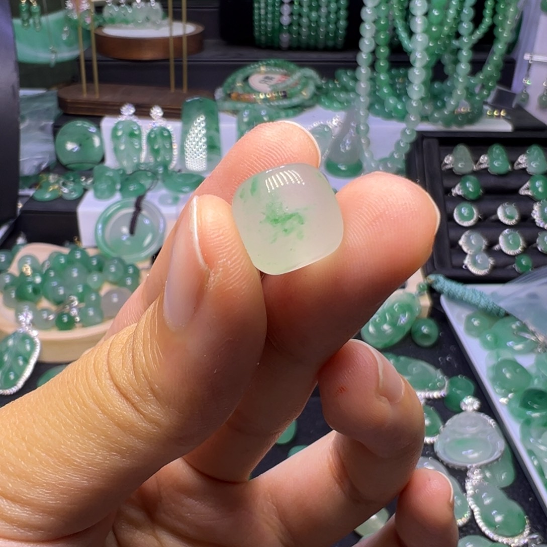 石英质玉（非洲翠）未镶嵌颈饰