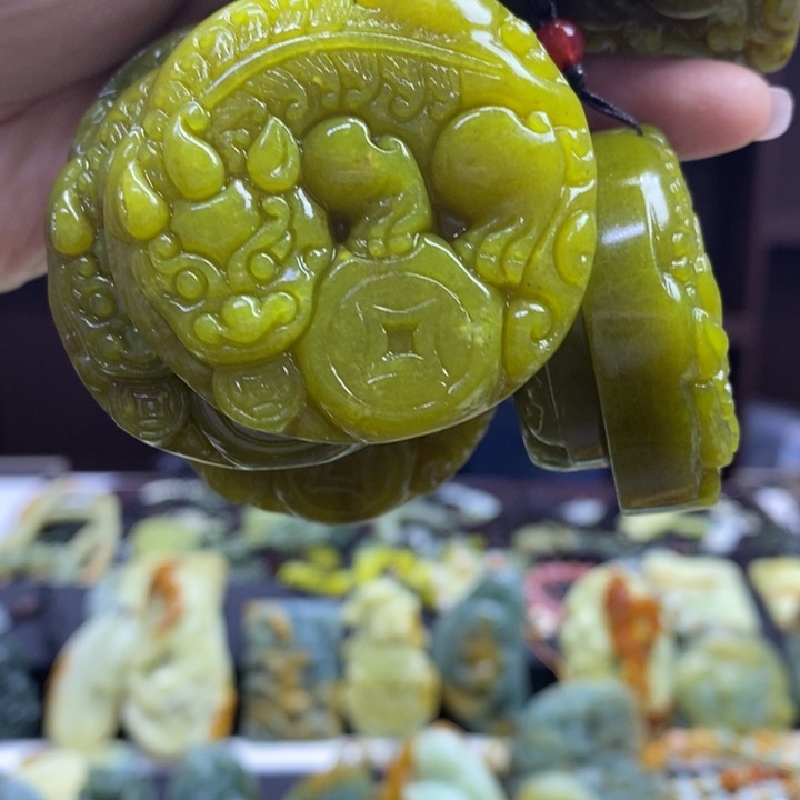 蛇纹石玉未镶嵌颈饰多样性发其一