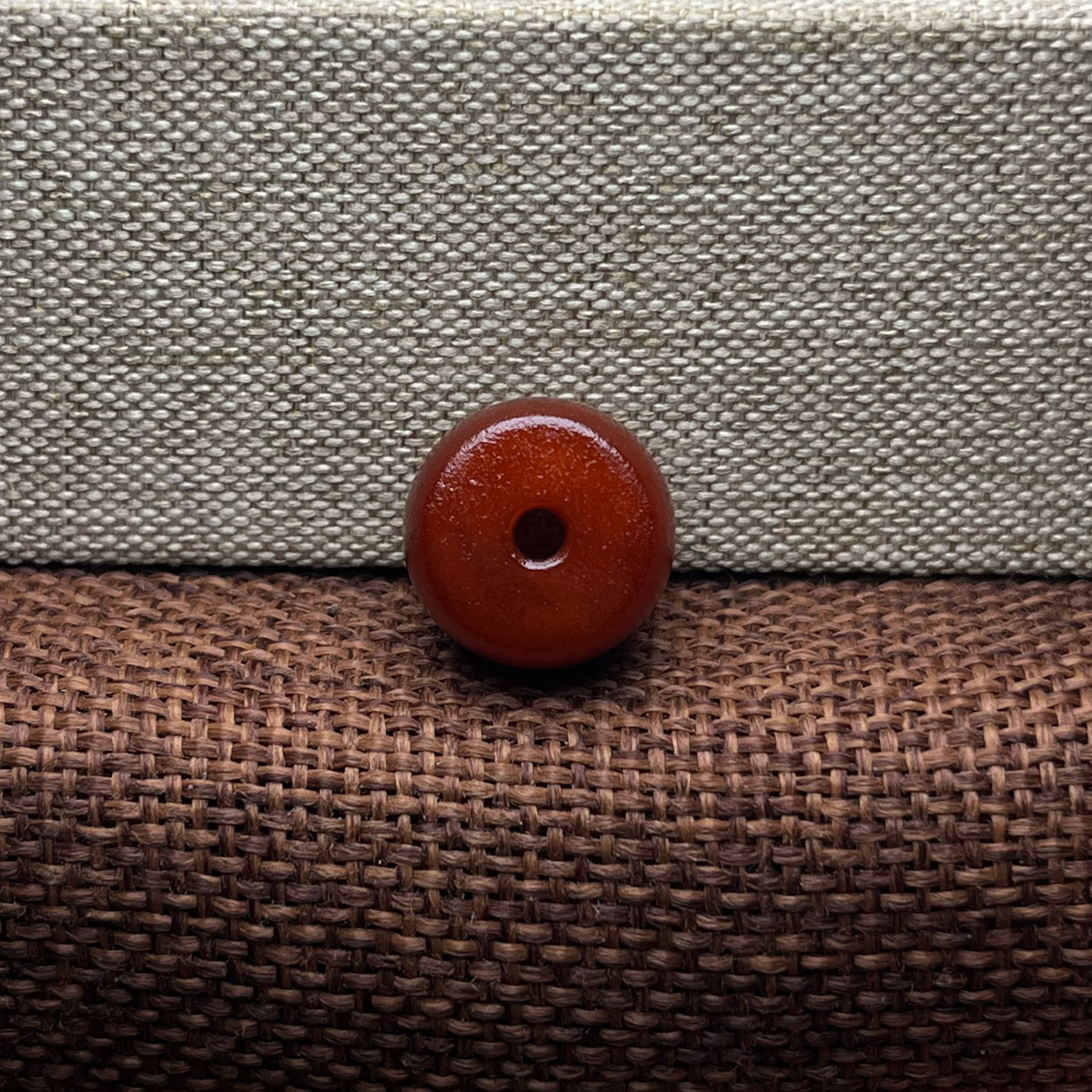 编号12.6红皮老蜜蜡墩子老蜜蜡扣子鼓珠净重2.06克，尺寸15.7×11.5