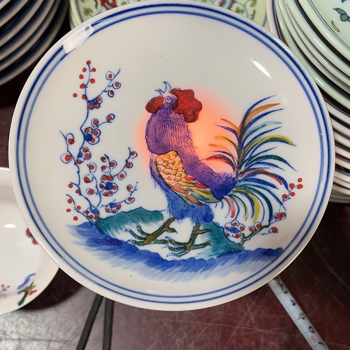 瓷片///////直径13.5厘米。红。