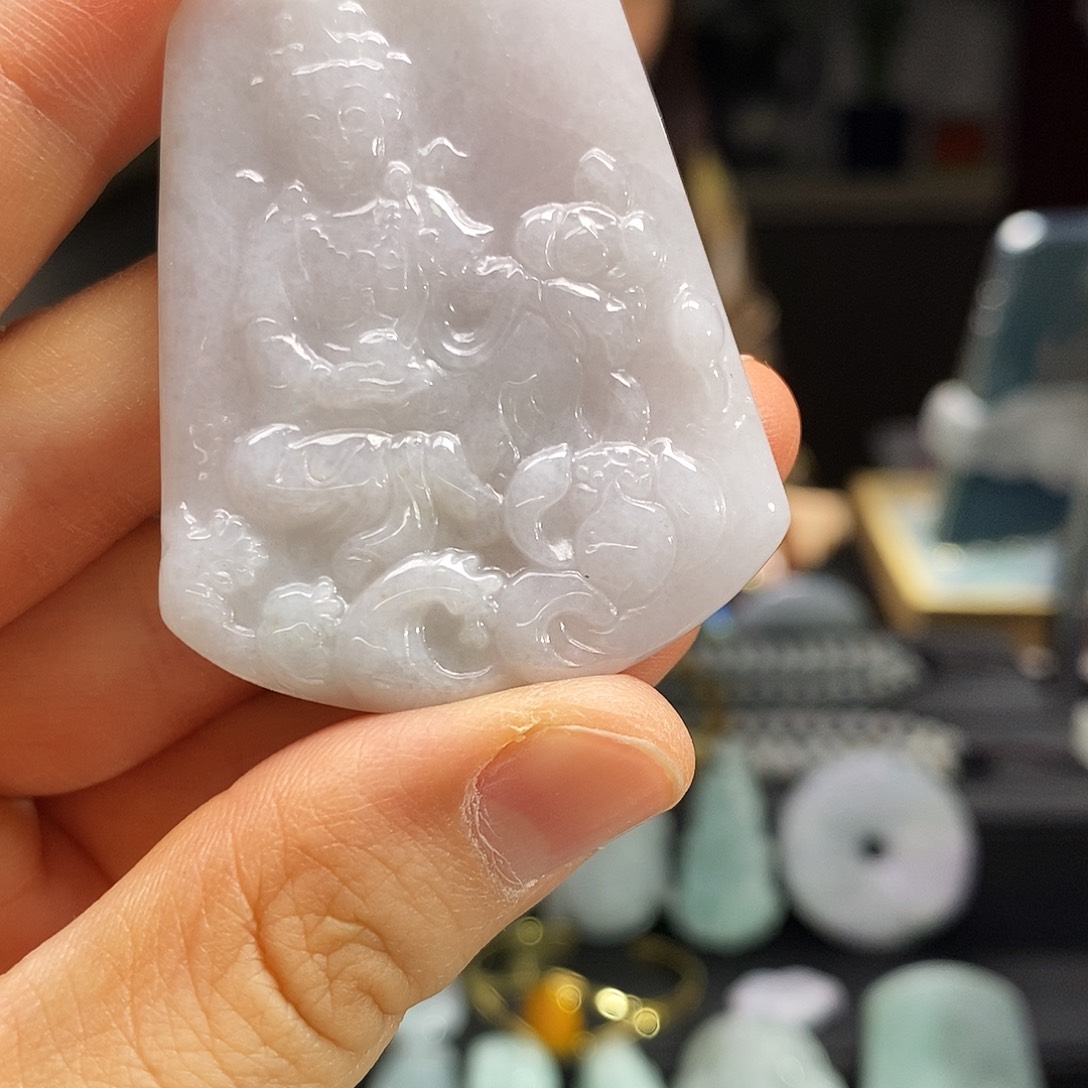 翡翠未镶嵌颈饰观音