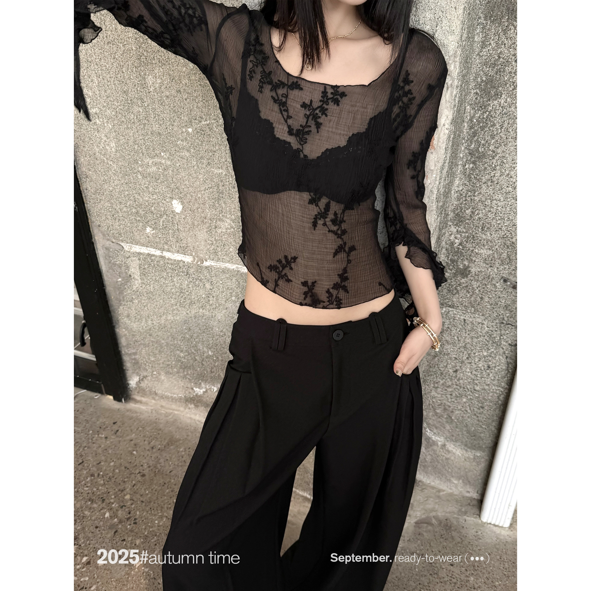 SUNONEONE 【镂汐绣韵】时尚压轴绣花微透开叉花边中袖上衣 D0330T