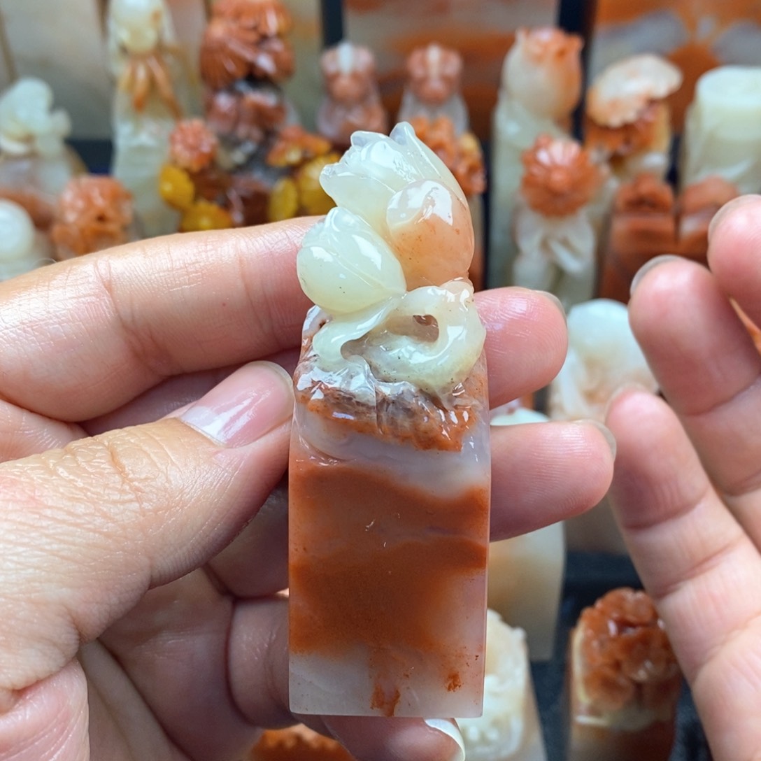 寿山石印石老挝巧雕 玉兰花