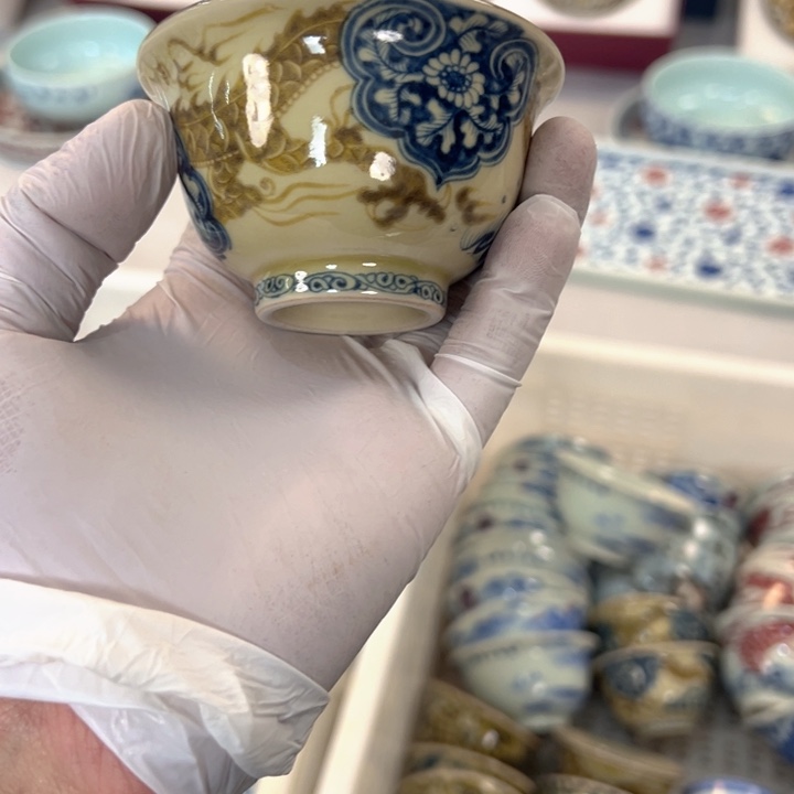 瓷片釉里金穿花龙压手杯主人杯