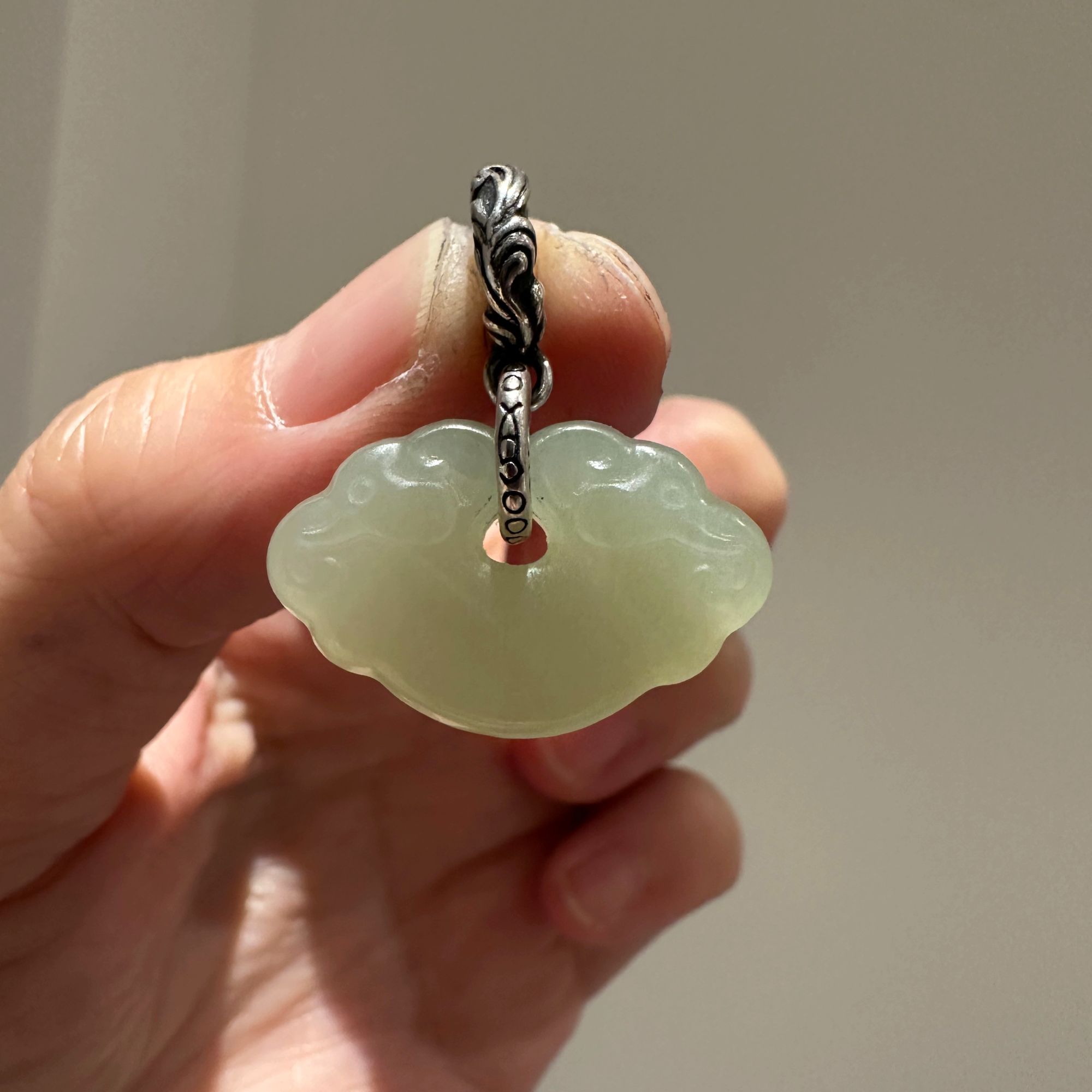 M8774<晶贵坊>S925银和田玉吉祥如意祥云锁吊坠有厚薄多样性发