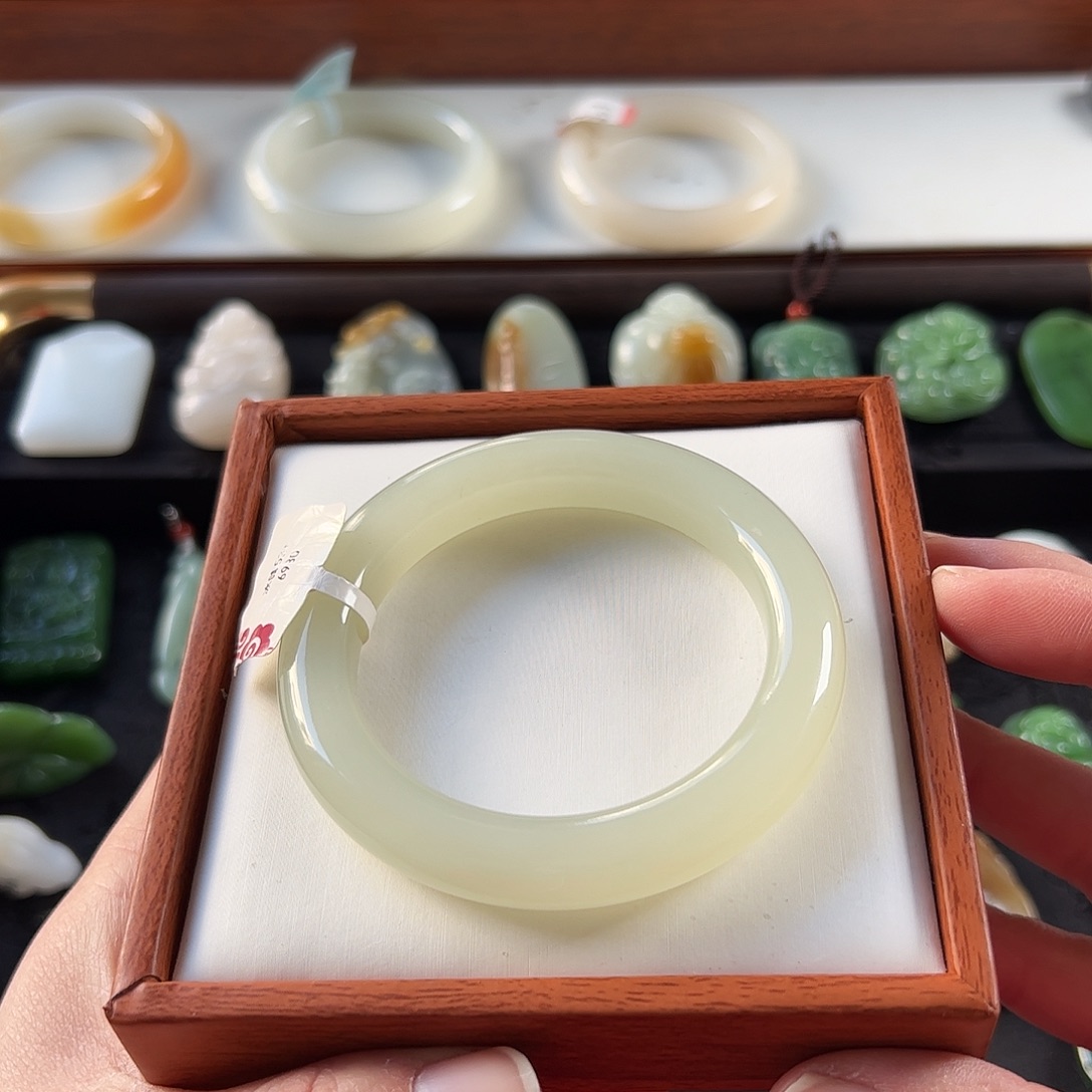 和田玉未镶嵌手镯