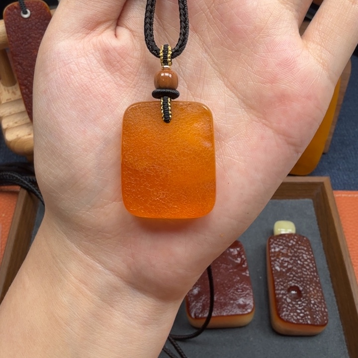 蜜蜡未镶嵌吊坠(赠链)