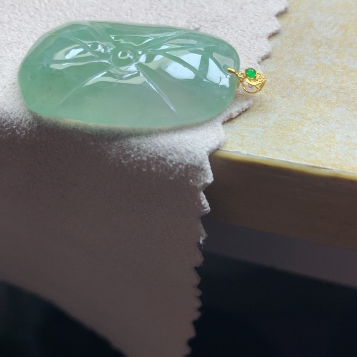 翡翠颈饰18K金镶嵌吊坠