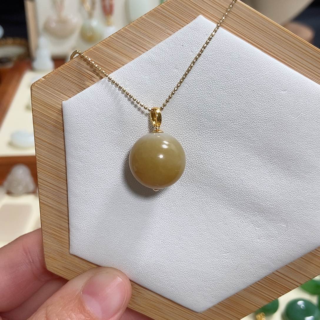 和田玉吊坠(赠链)18K金镶嵌