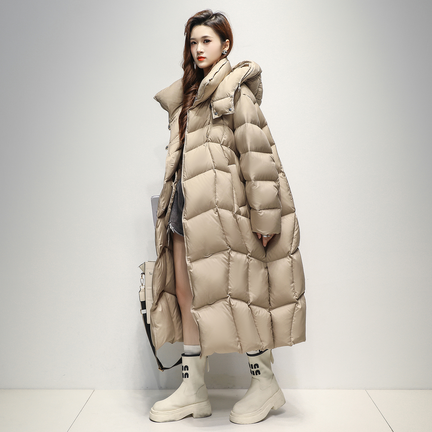 高端大牌简约时尚中长款鹅绒服2025冬季新款加厚防寒蓬松舒适外套