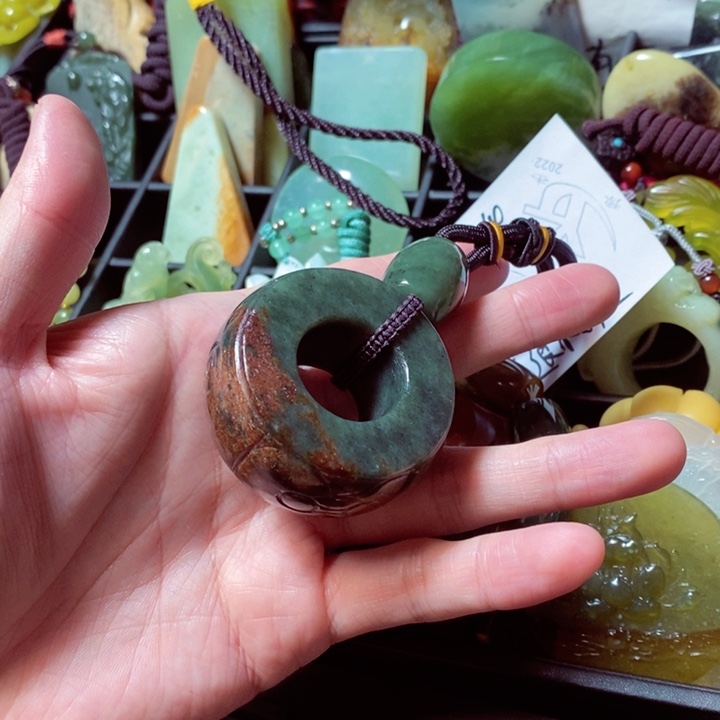 透闪石质玉颈饰未镶嵌