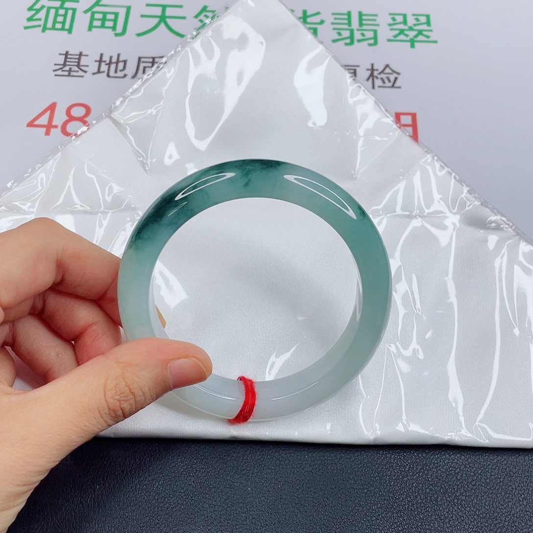 翡翠手镯未镶嵌小*豆