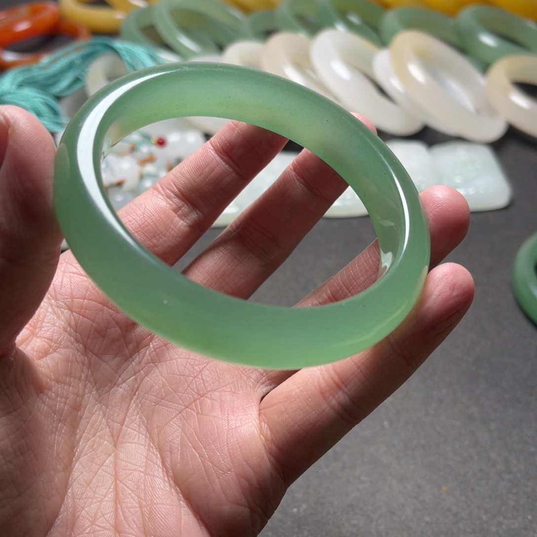 颈饰未镶嵌石英质玉健****泉