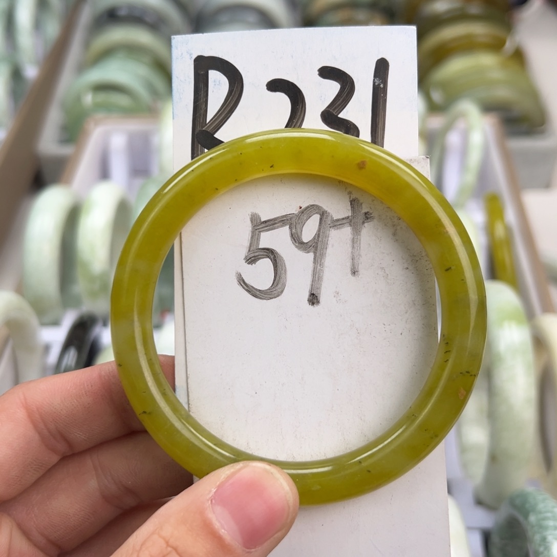 岫玉手镯未镶嵌天然岫玉微瑕，可以正常佩戴