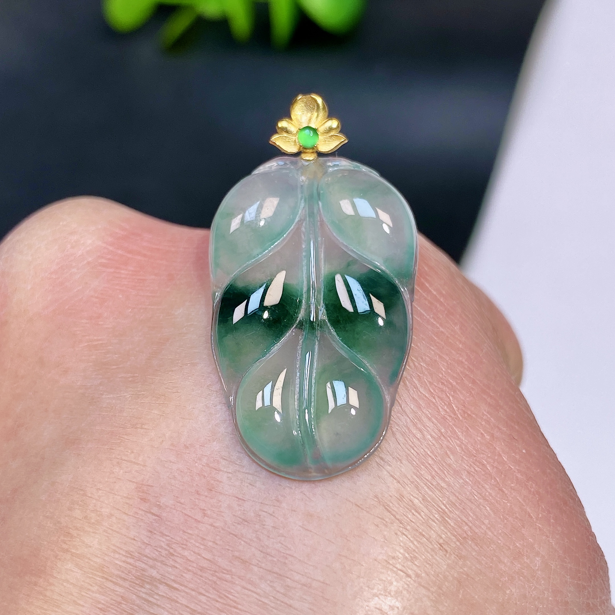 高冰种翡翠飘花飘绿叶子吊坠 缅甸天然翡翠A货 27.5-17-3.6mm
