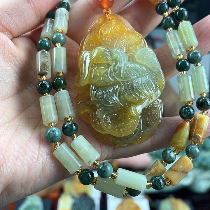 蛇纹石玉颈饰未镶嵌