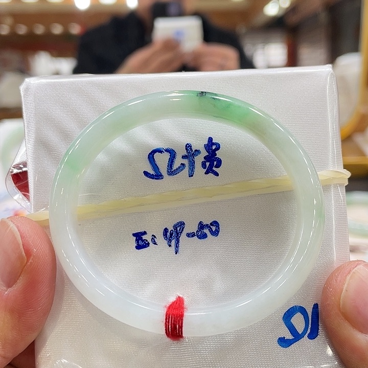 翡翠手镯未镶嵌翡翠