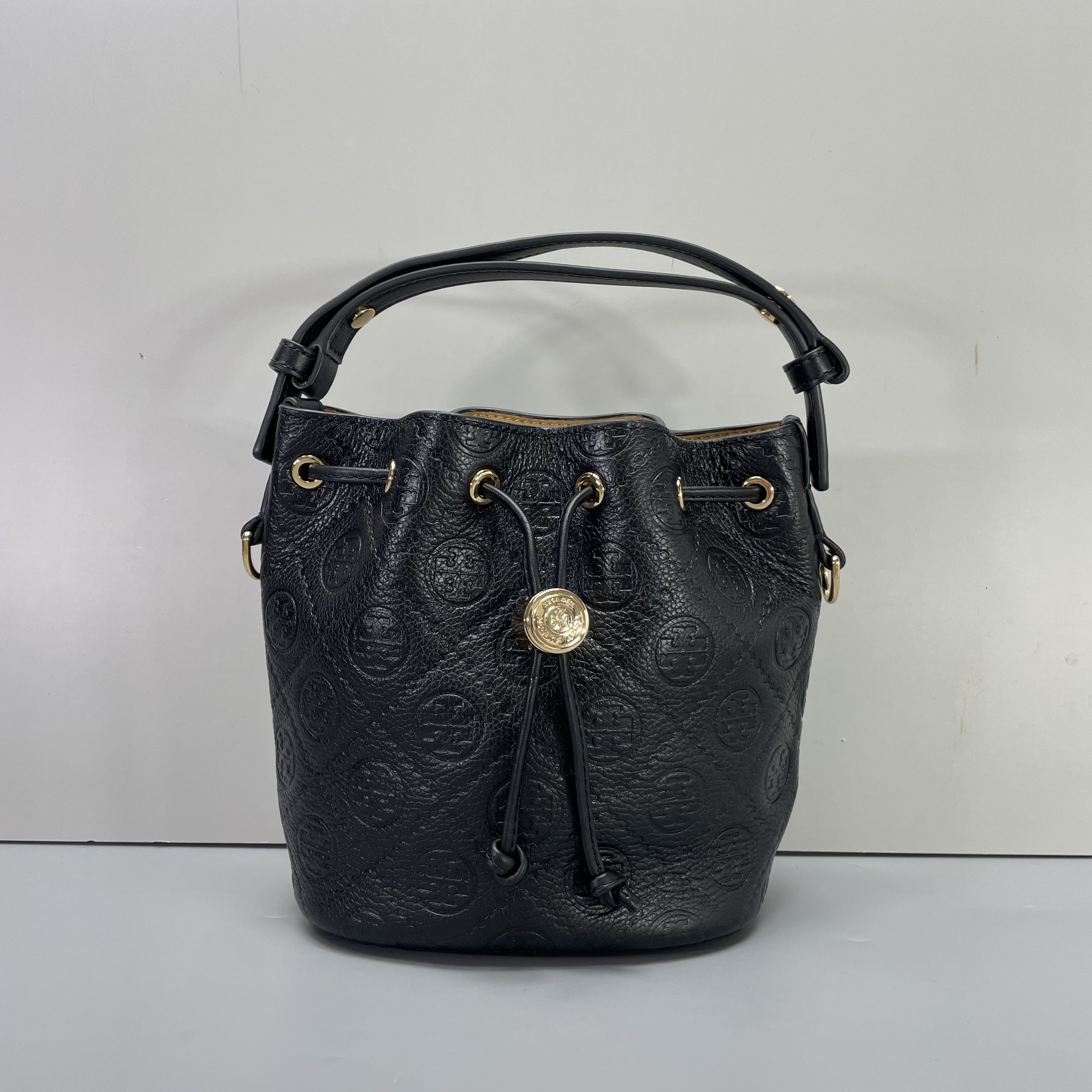 99新 TORY BURCH/汤丽柏琦 T系列压纹水桶包15*17*9cm E052102