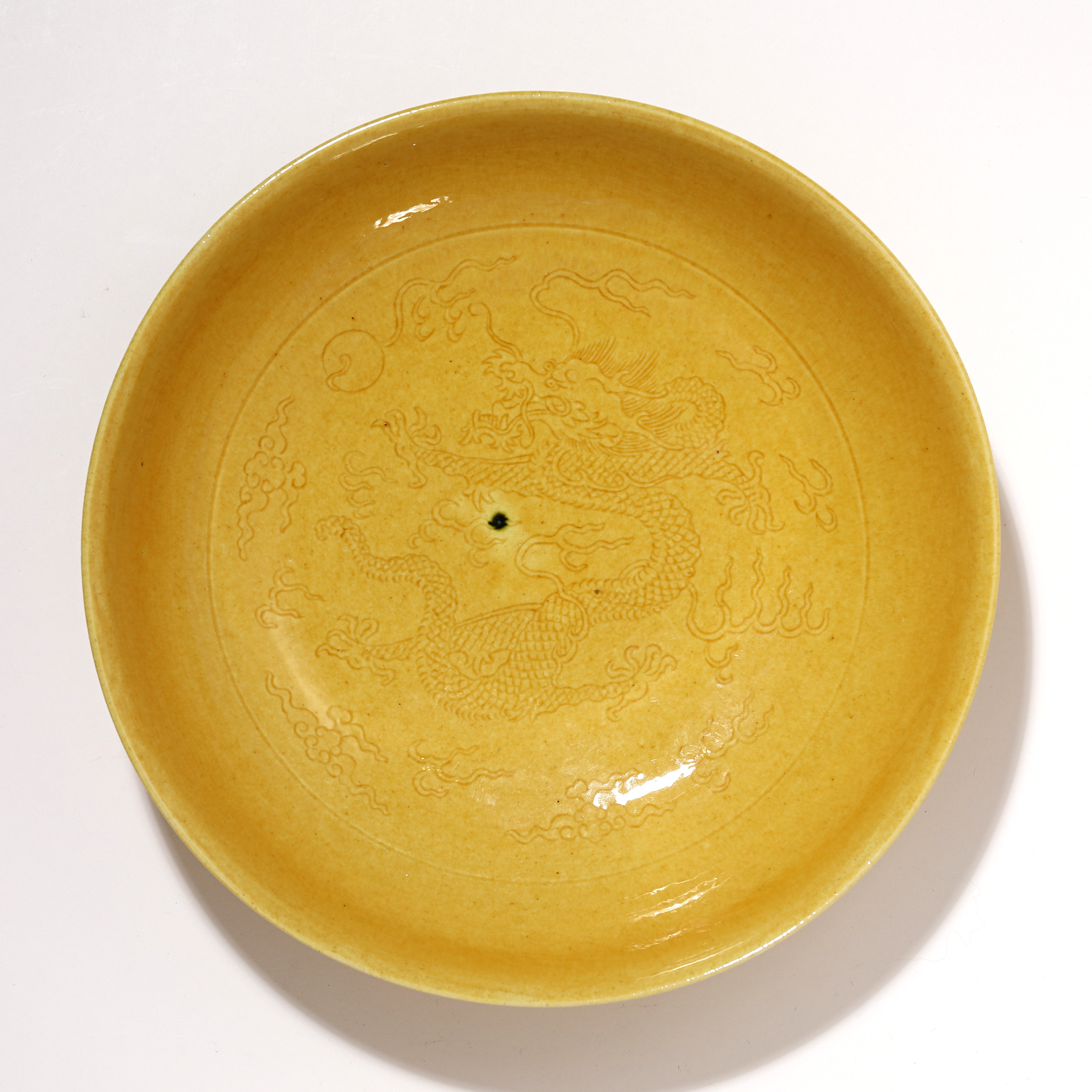 2834清道光·黄釉暗刻龙纹盘【古董拍卖】