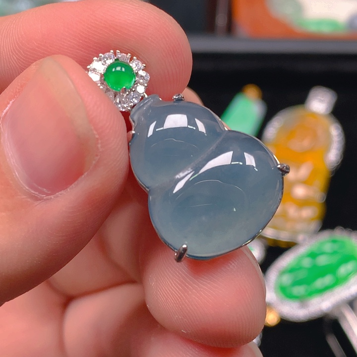 翡翠未镶嵌颈饰葫芦