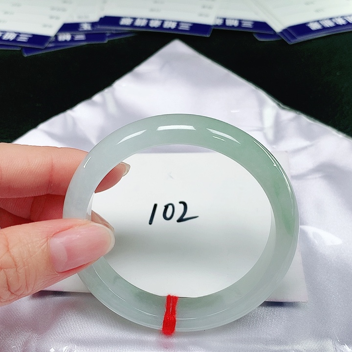 翡翠手镯未镶嵌翡翠手镯未镶嵌