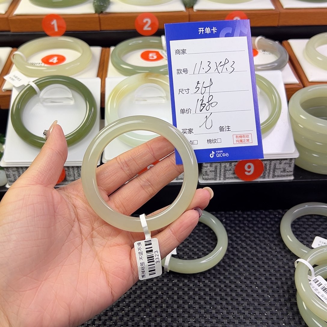 七***七未镶嵌手镯和田玉